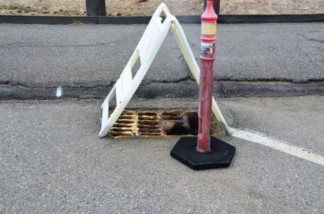 Sulphur-damaged iron grating (2)
