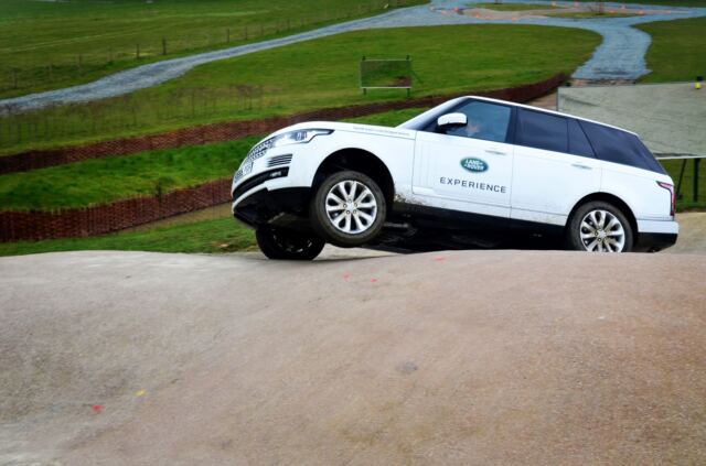Range Rover - steep corner obstacle course (5)