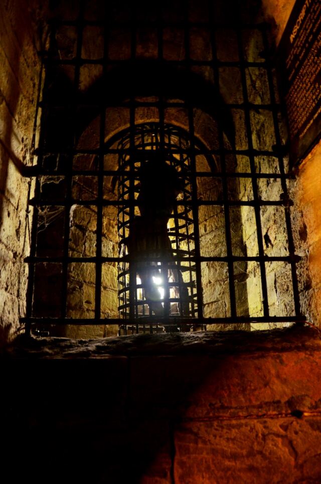 warwick-castle-dungeon-cage-dancer-1