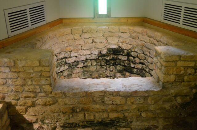 Chedworth Roman Villa - cold plunge bath (1)