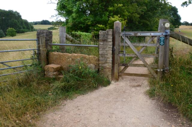 Cotswold Way gates (03)