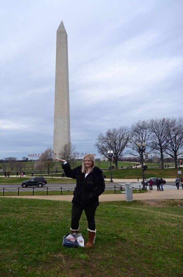 Mel-holds-the-Washington-Monument-again-