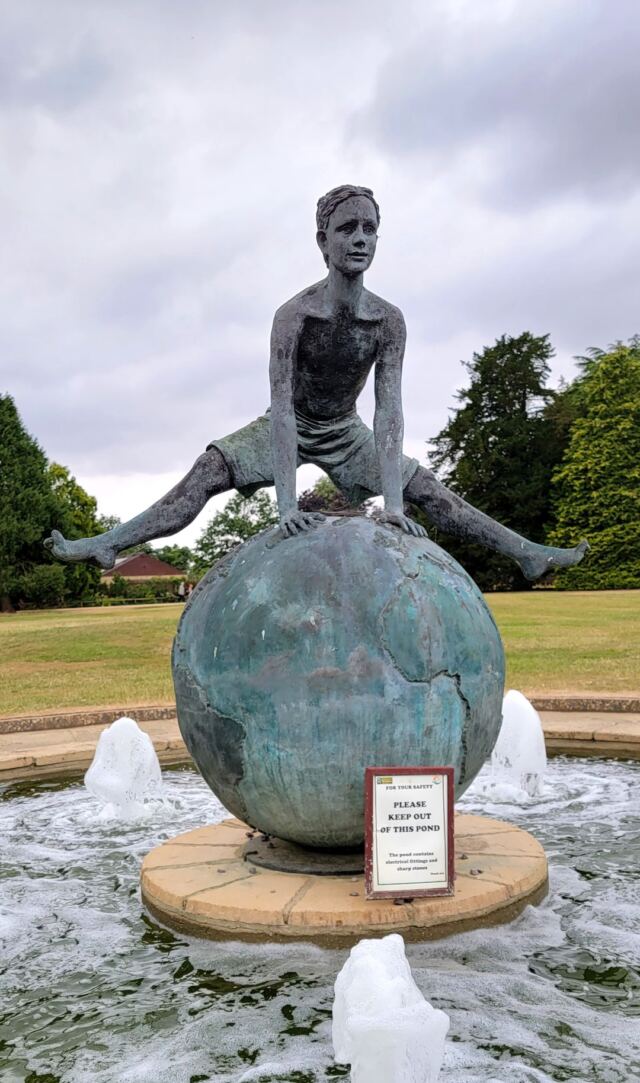 Cotswold Wildlife Park - fountain (1)