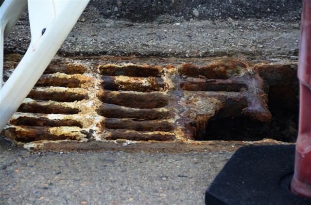 Sulphur-damaged iron grating (3)