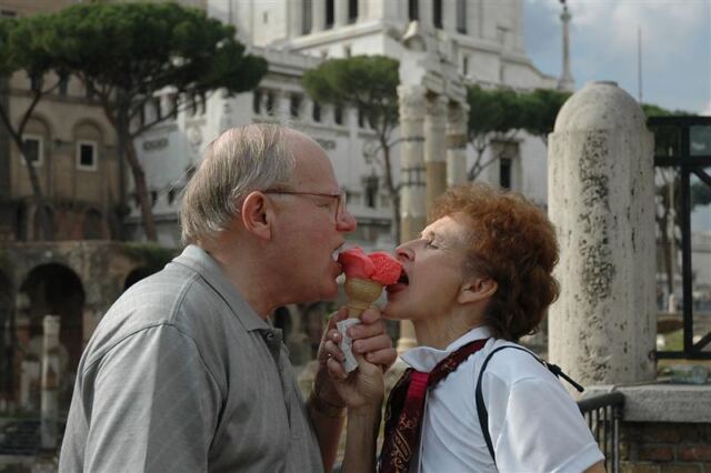 Paul and Geri share a gelato