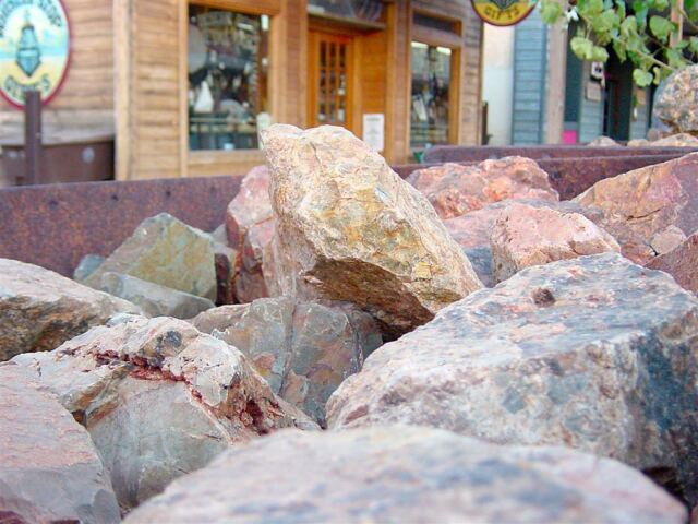 rocks-in-mine-car