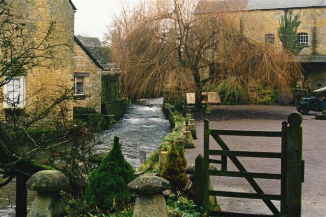 Bourton-on-the-water stream