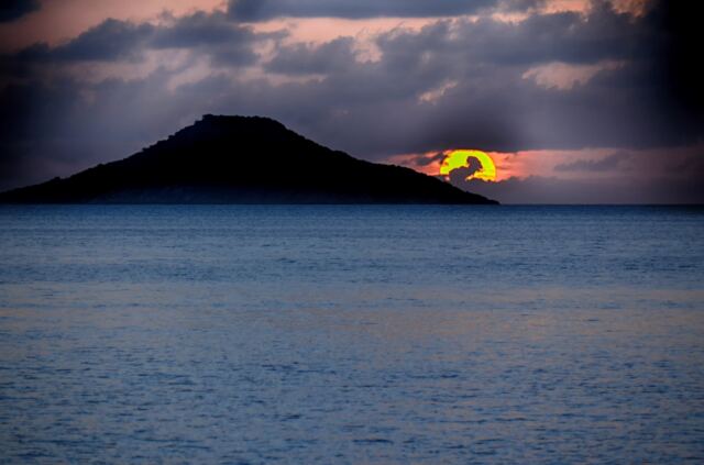 Mahoe Bay sunset - dramatic low sun 1