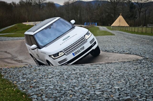 Range Rover - H-trench obstacle course (6)