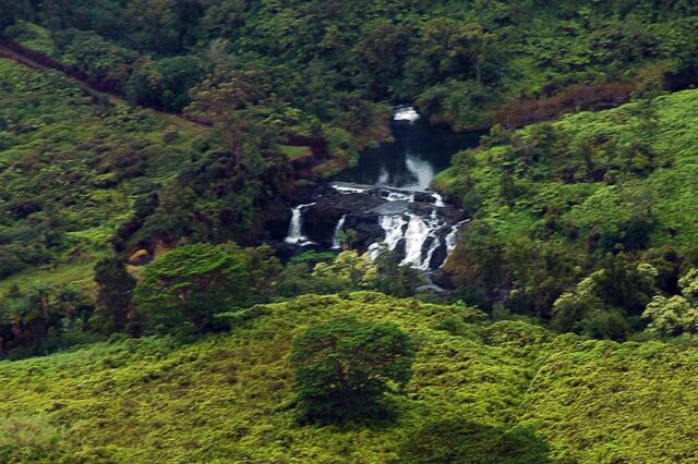 Waterfall from helicopter (2)