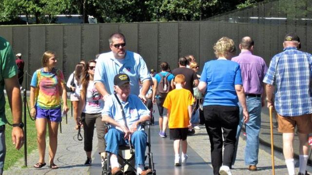 viewing the vietnam memorial