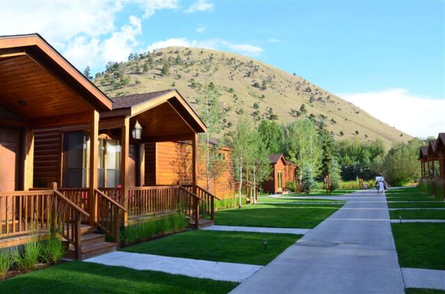 Rustic Inn - morning cabins