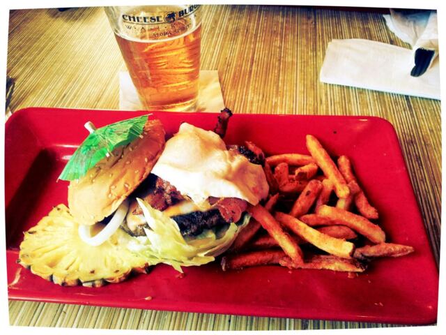 the-royal-ali-i-burger-at-cheeseburger-in-paradise