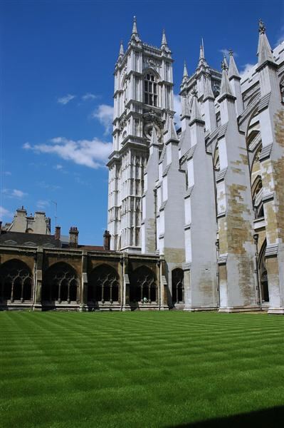 Westminster Abbey interior courtyard (2)