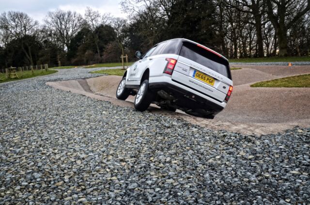 Range Rover - H-trench obstacle course (3)