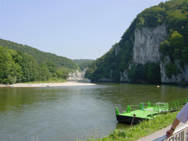 our-boat-approaches-for-home