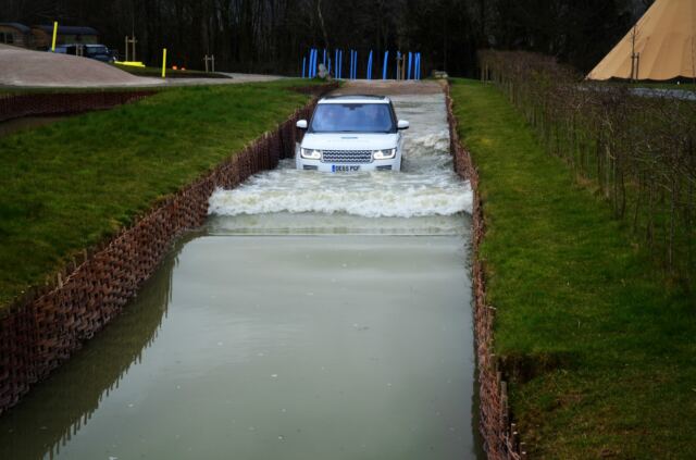Range Rover in the water (4)