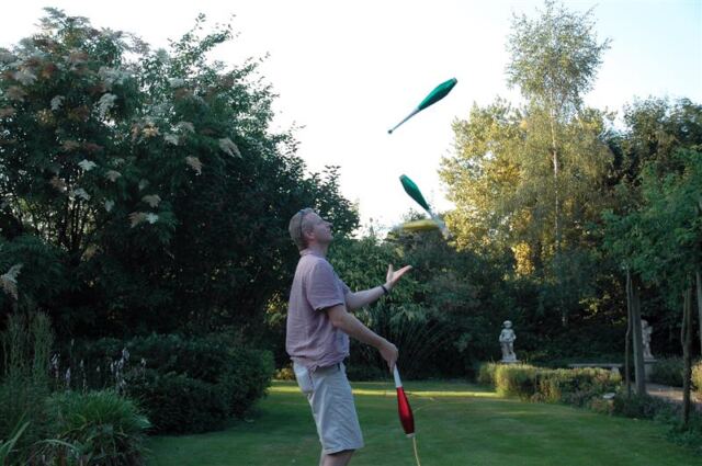Julian juggles (3)