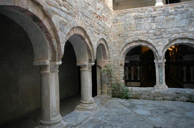 Abbey interior courtyard (3)