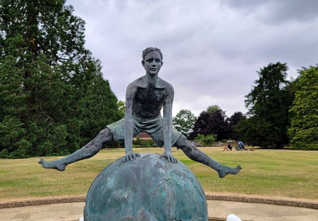 Cotswold Wildlife Park - fountain (2)