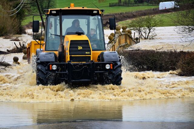 Tractor fording the flooded Stour at Honnington (3)