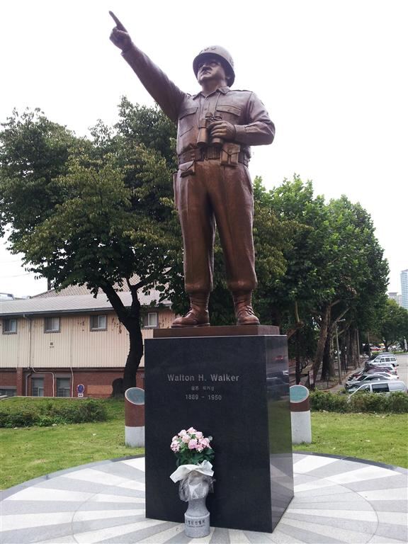 gen-walker-statue