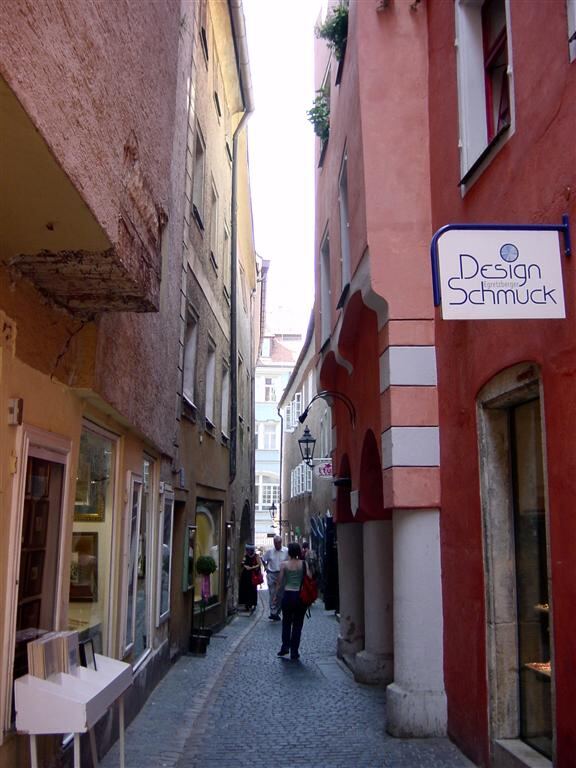 narrow-shopping-strasse