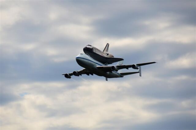 Discovery fly-by 2 (2)