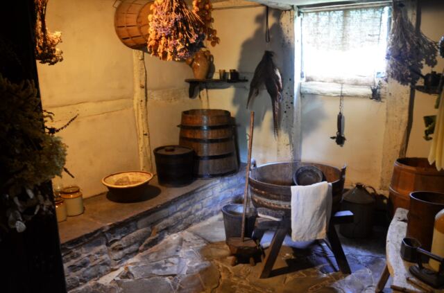 anne-hathaway-s-cottage-interior-2