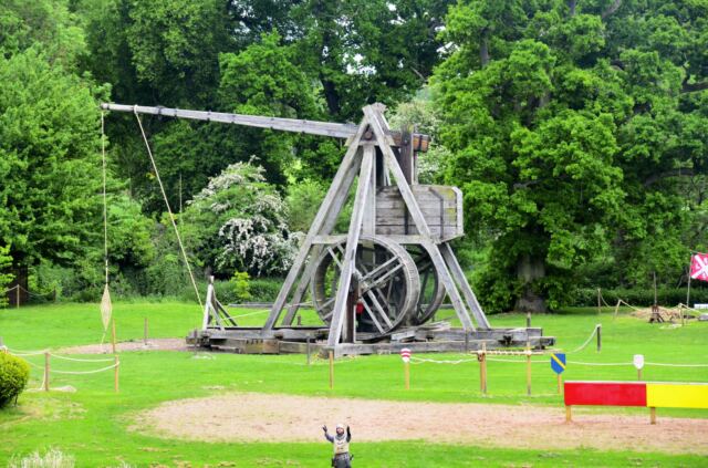 warwick-castle-trebuchet-show-4