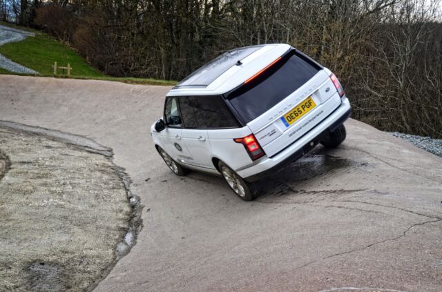 Range Rover - steep corner obstacle course (4)