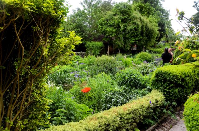 anne-hathaway-s-cottage-gardens-1