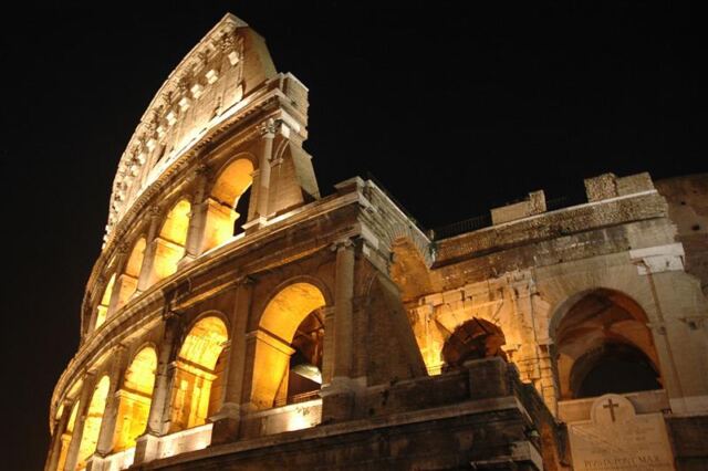 Colosseum at night (4)