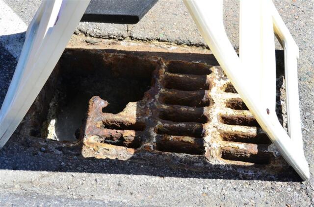 Sulphur-damaged iron grating (1)
