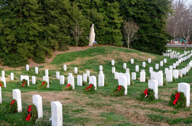 Arlington-Nurse-s-Memorial-and-nurse-headstones-1-
