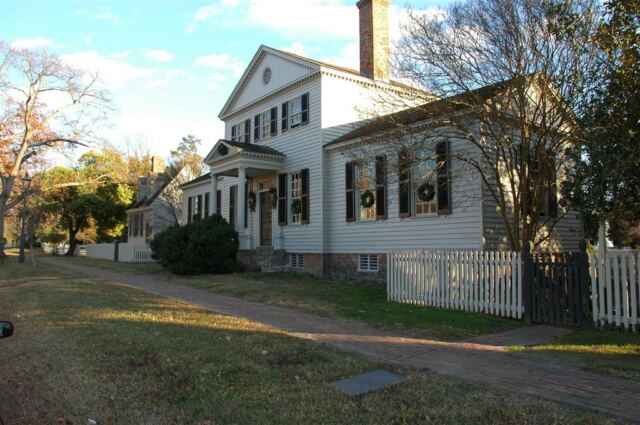 Colonial Williamsburg - street shot (5)