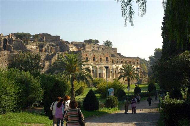 Pompeii entrance (2)