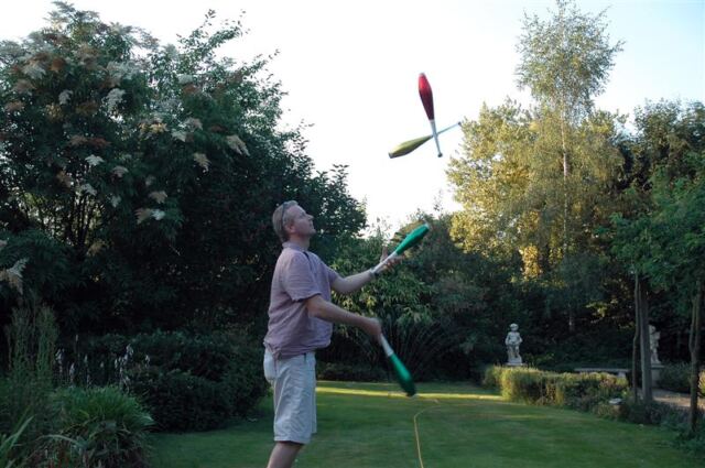 Julian juggles (1)