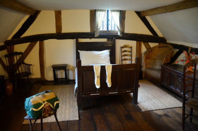 anne-hathaway-s-cottage-interior-3