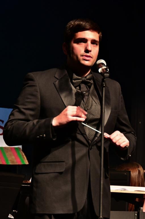talking-with-the-audience-about-the-musical-selections