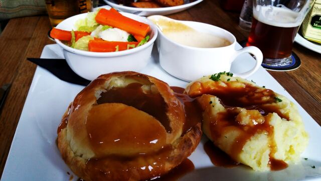 Steak and Bombardier Ale pie - Rose & Crown - Ratley (2)