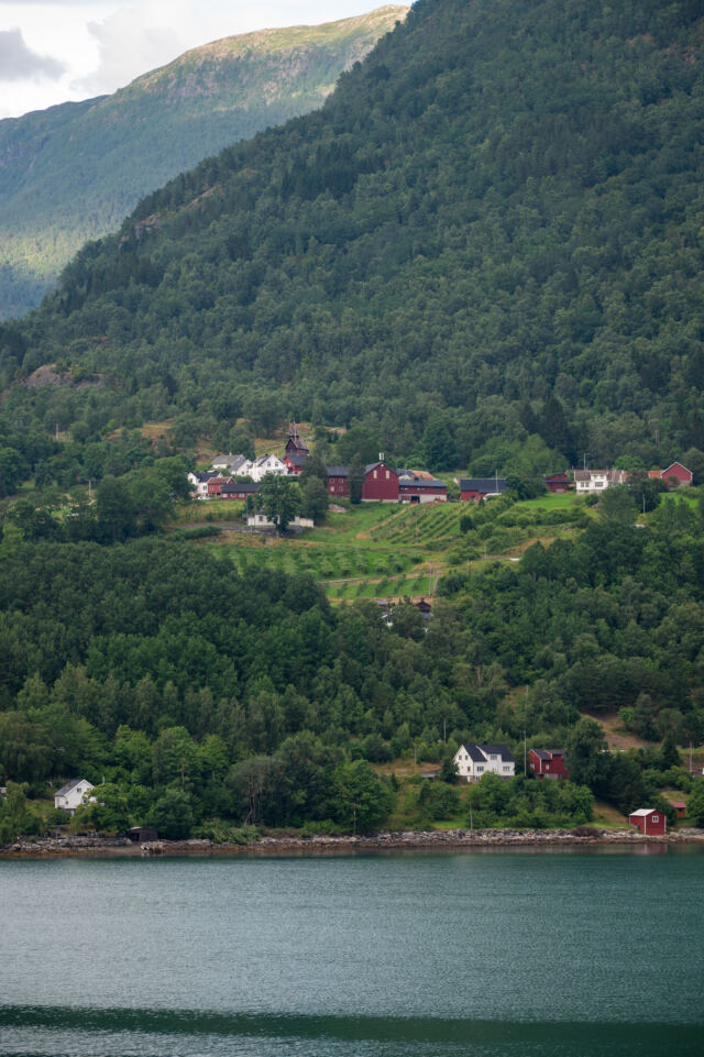 Sailing out the Lustrafjorden 02