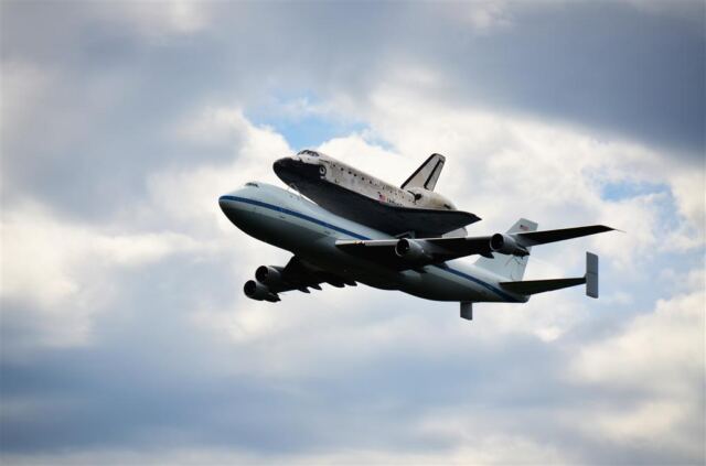 Discovery fly-by 2 (5)