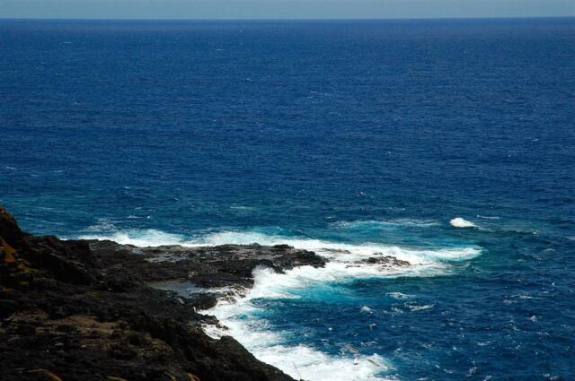 Waves crash on rocks (1)