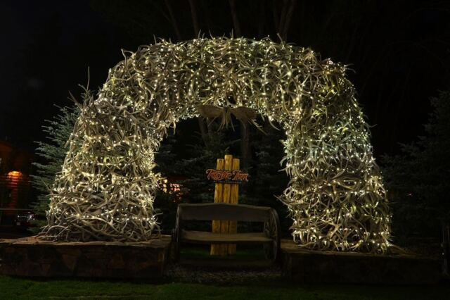 Rustic Inn - Elk antler arch - lit up
