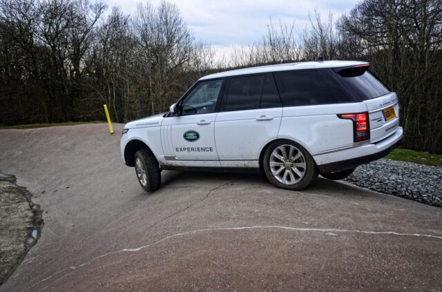 Range Rover - steep corner obstacle course (1)