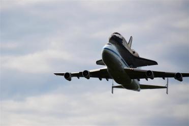Discovery fly-by 1 (1)