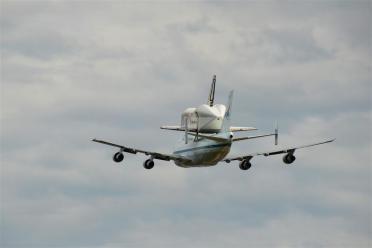Discovery fly-by 1 (5)
