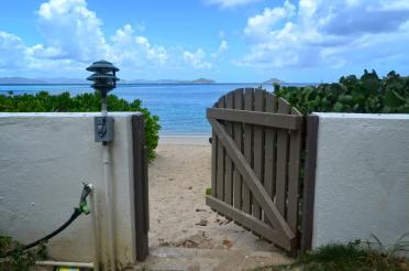 Villa-to-beach gate